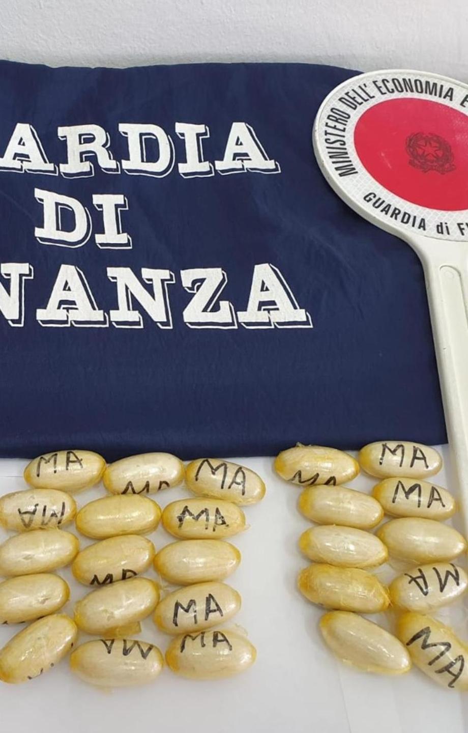 Corriere ovulatore arrestato al porto 