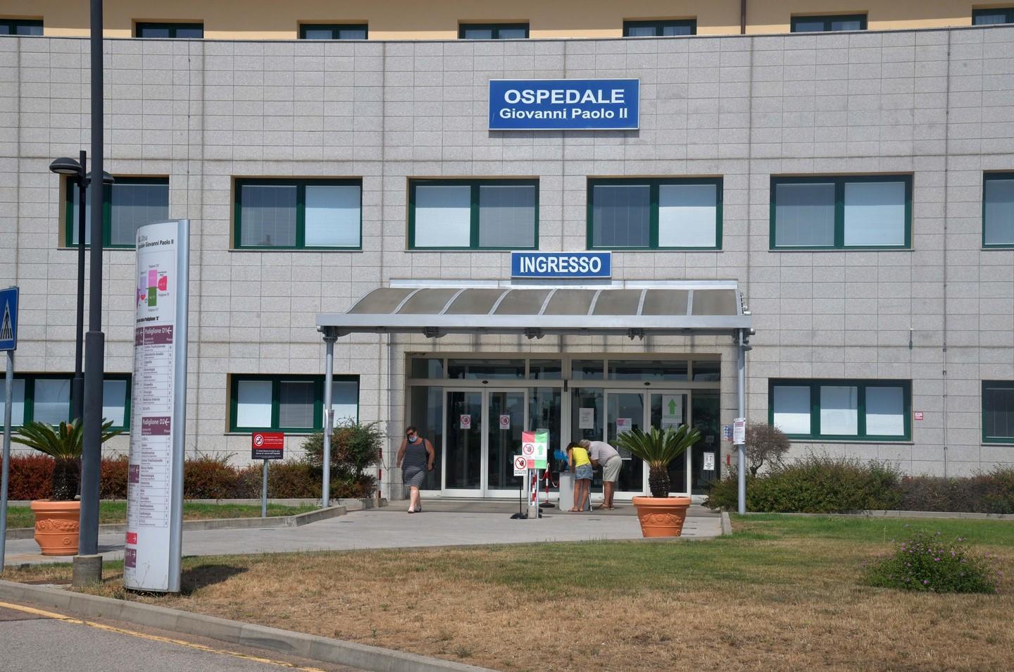 L'ingresso dell'ospedale Giovanni Paolo II
