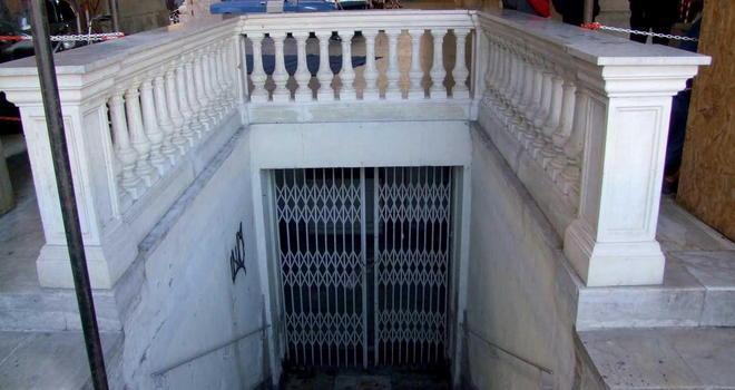 Riaprono i bagni pubblici sotto le Logge 