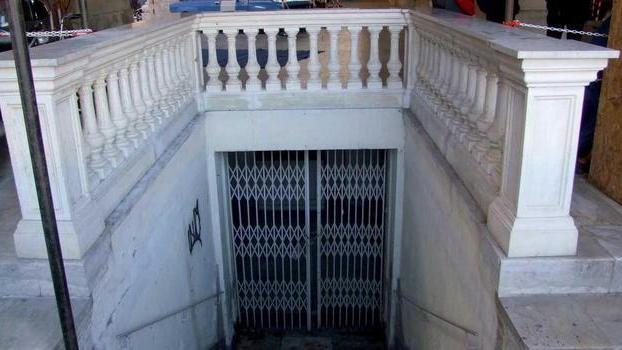 Riaprono i bagni pubblici sotto le Logge