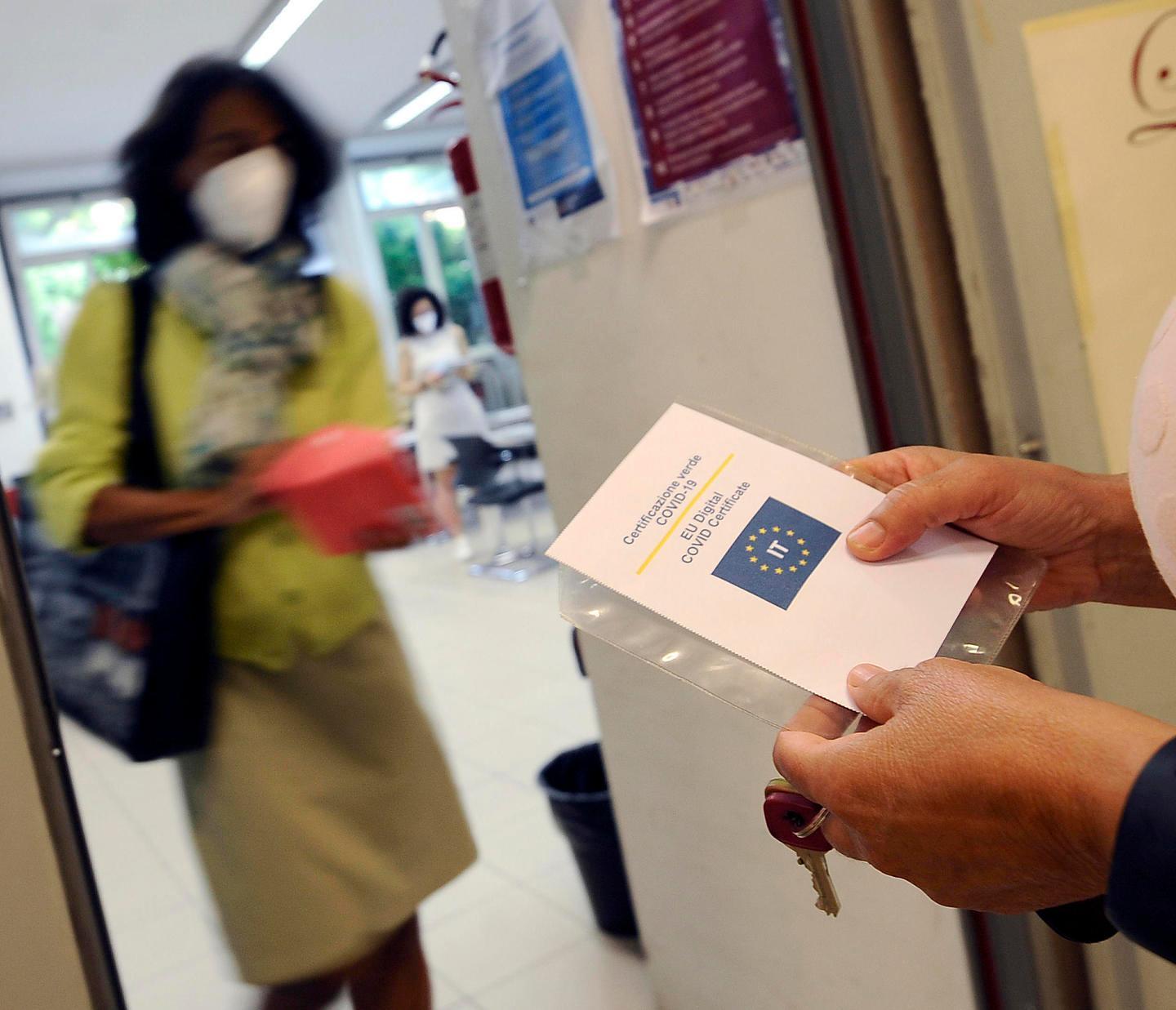 Al lavoro senza green pass: sanzioni e stop allo stipendio 