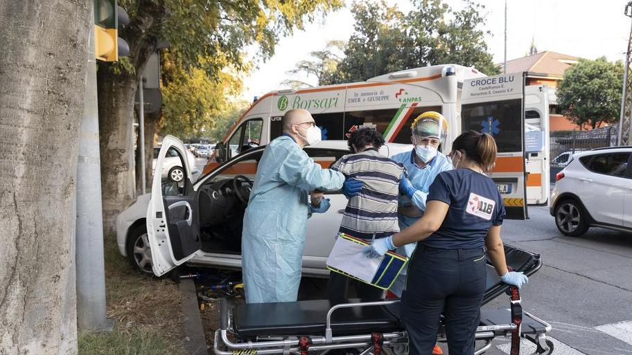 Modena. Auto “aggancia” la bici e la trascina per metri