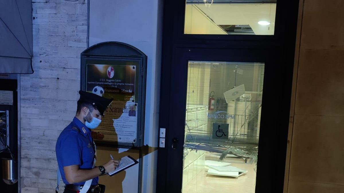 Assalto con l'esplosivo allo sportello bancomat in via Matteotti