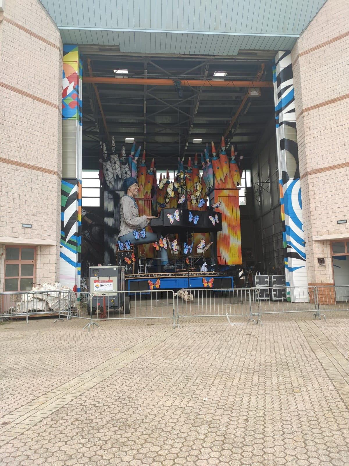 Un carro immortalato negli hangar della Cittadella: “Vita” di Roberto Vannucci