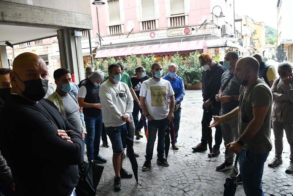 La protesta degli operai Sanac sotto il Comune di Massa