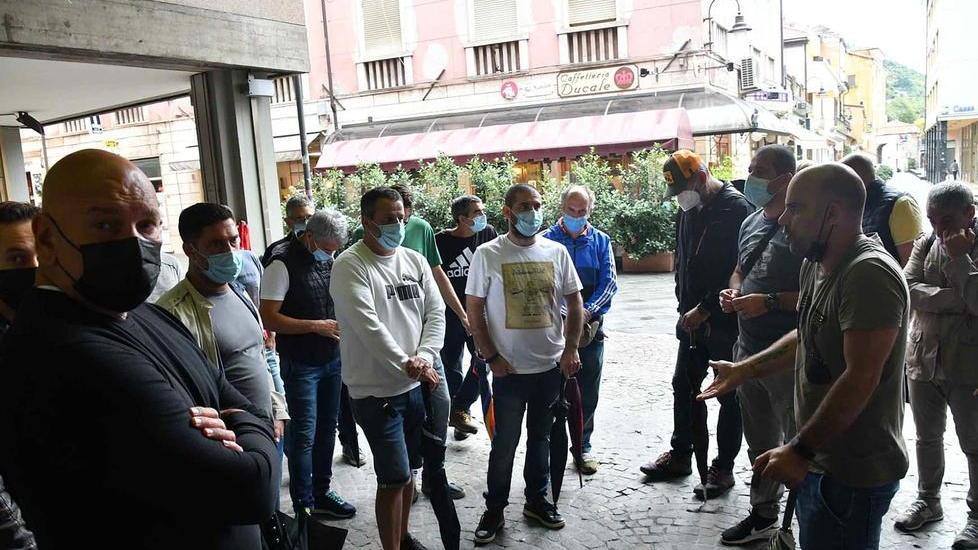 La protesta degli operai Sanac sotto il Comune di Massa