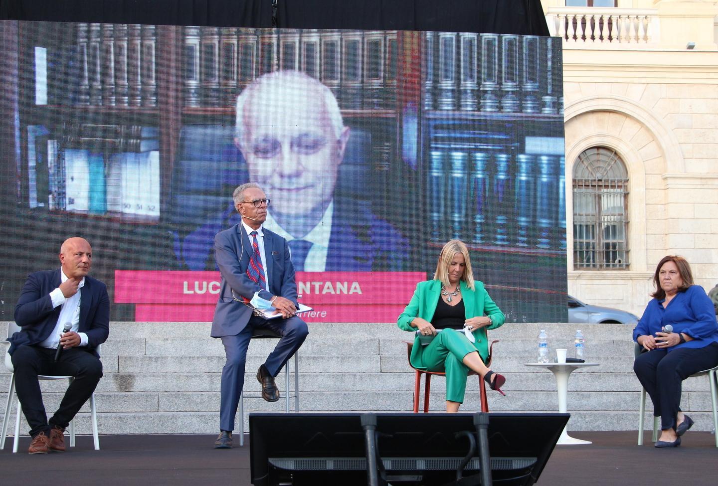 La prima giornata in piazza d'Italia: nei 130 anni della Nuova protagonista è il futuro 