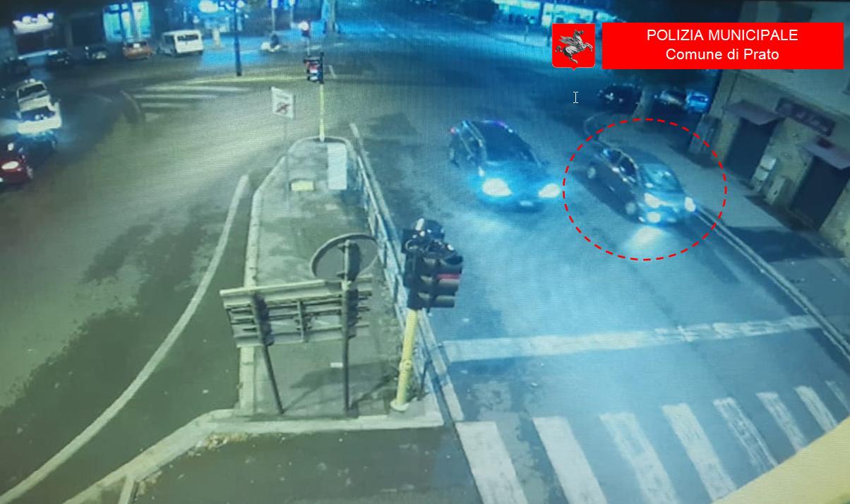 La fuga dell'automobilista tra viale Veneto e viale Montegrappa ripresa dalle telecamere