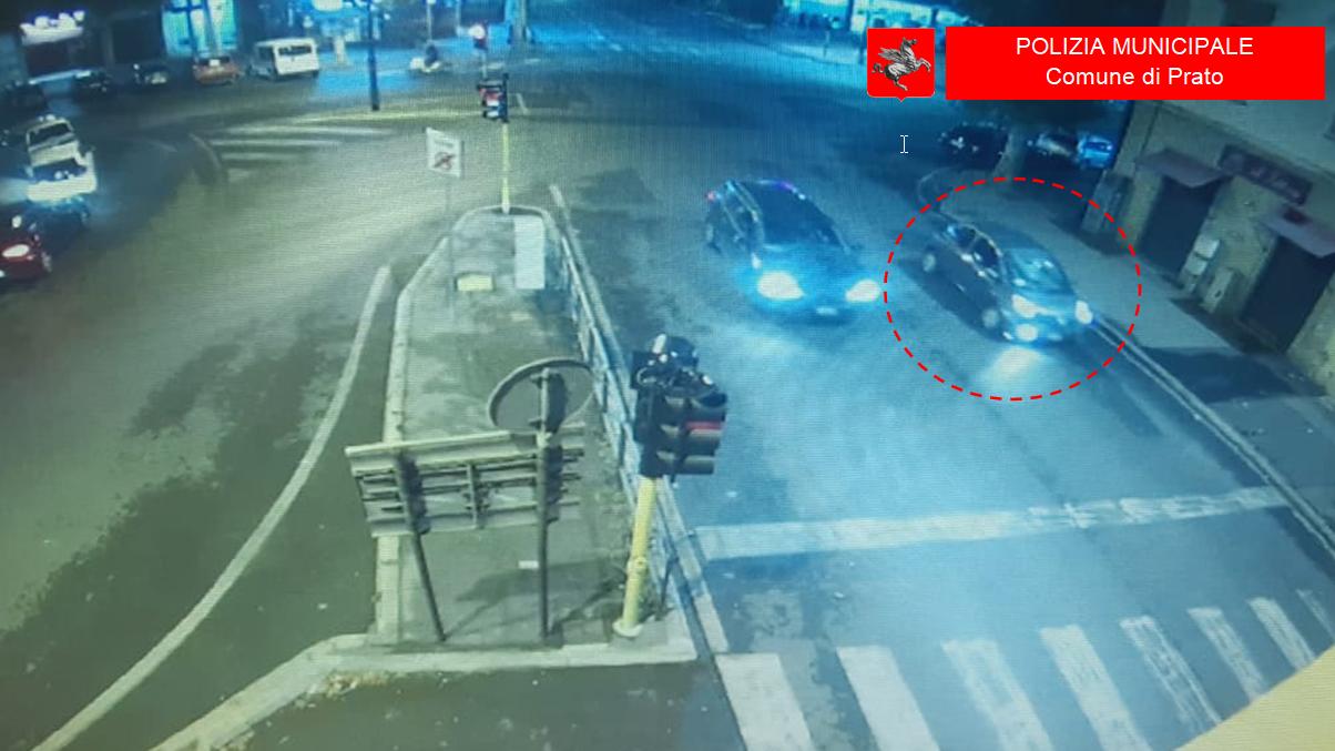 La fuga dell'automobilista tra viale Veneto e viale Montegrappa ripresa dalle telecamere