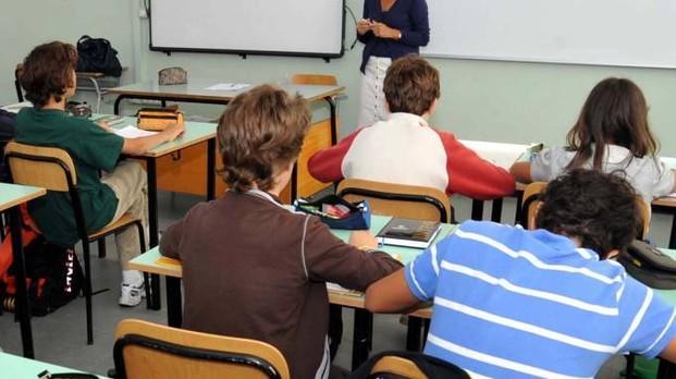Si cercano docenti a tempo per coprire i posti vacanti. Ecco come si organizzano le scuole  