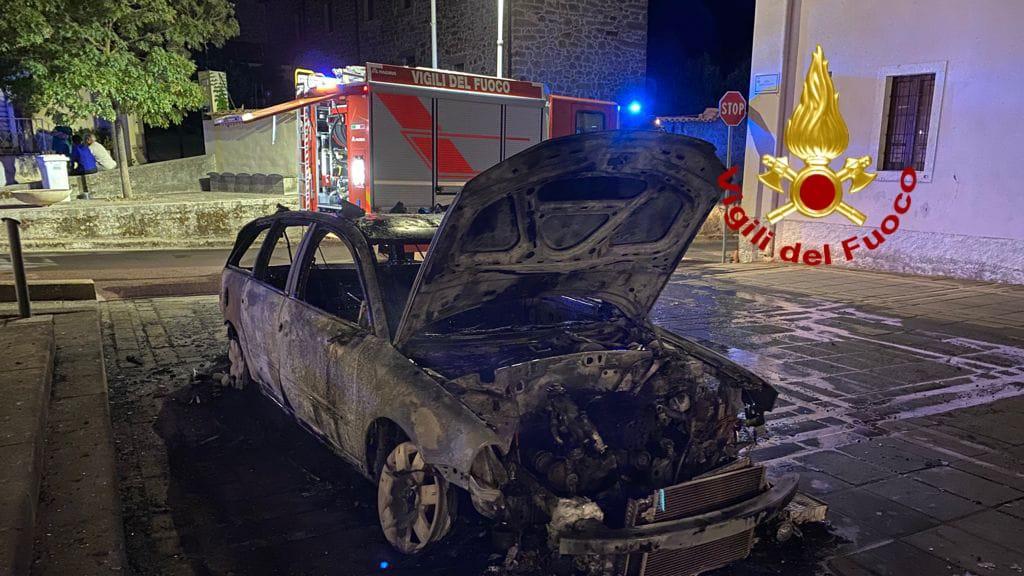 Doppio incendio doloso a Villa Sant'Antonio: distrutte due auto
