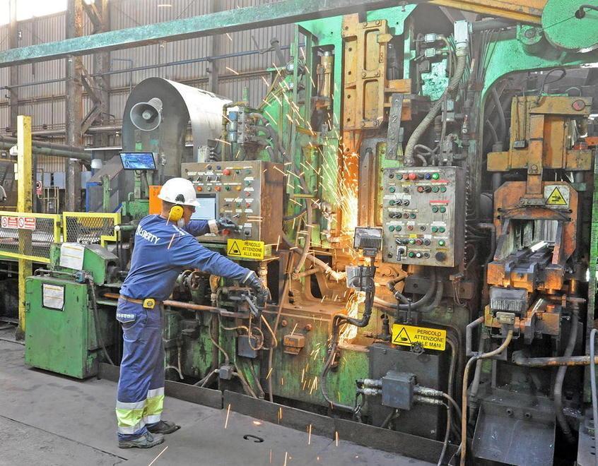 Un lavoratore dell’impianto di decapaggio