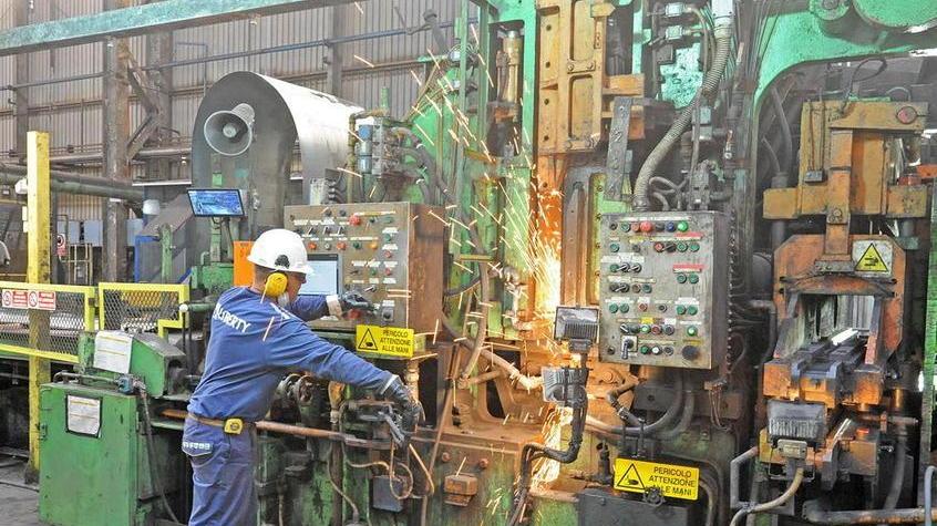 Un lavoratore dell’impianto di decapaggio
