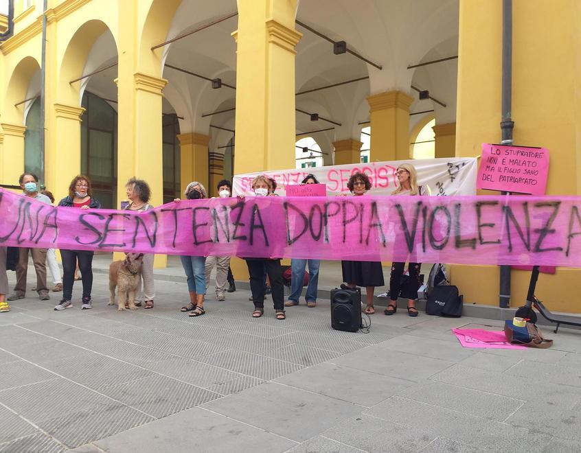 Protesta davanti al tribunale contro la sentenza choc: «Questa è una doppia violenza sulle donne» 