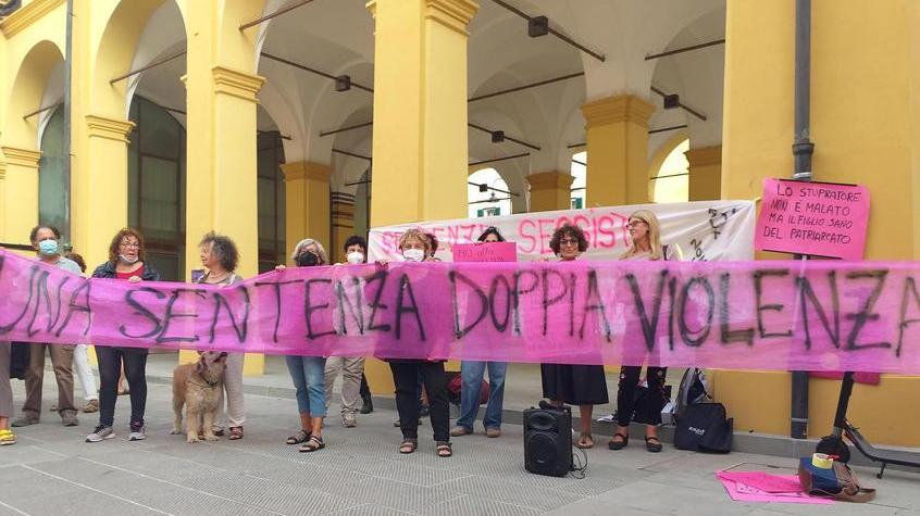 Protesta davanti al tribunale contro la sentenza choc: «Questa è una doppia violenza sulle donne»