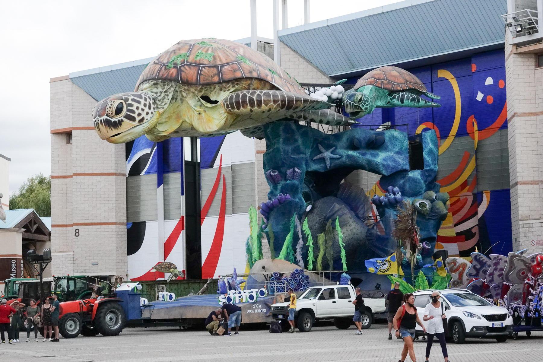 I carri escono dagli hangar, inizia il Carnevale Universale 