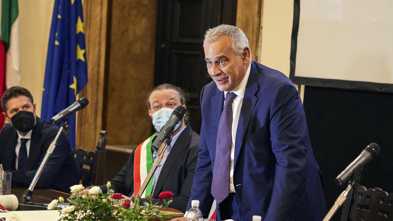 La chiave della città di Ferrara per il Capo della Polizia
