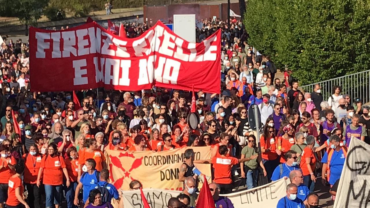 Gkn, a Firenze la manifestazione per chiedere lo stop ai licenziamenti: 20.000 persone in piazza - Video
