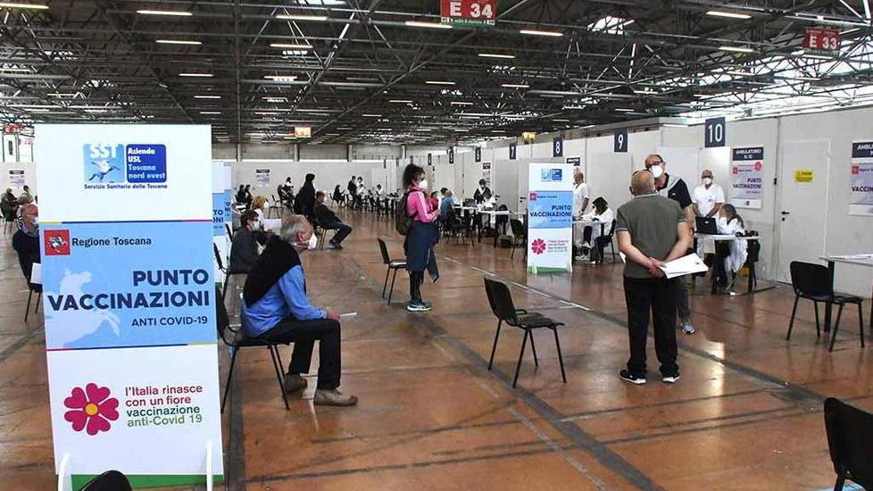 Maxi centro vaccini al CarraraFiere, la Regione non ha ancora detto no