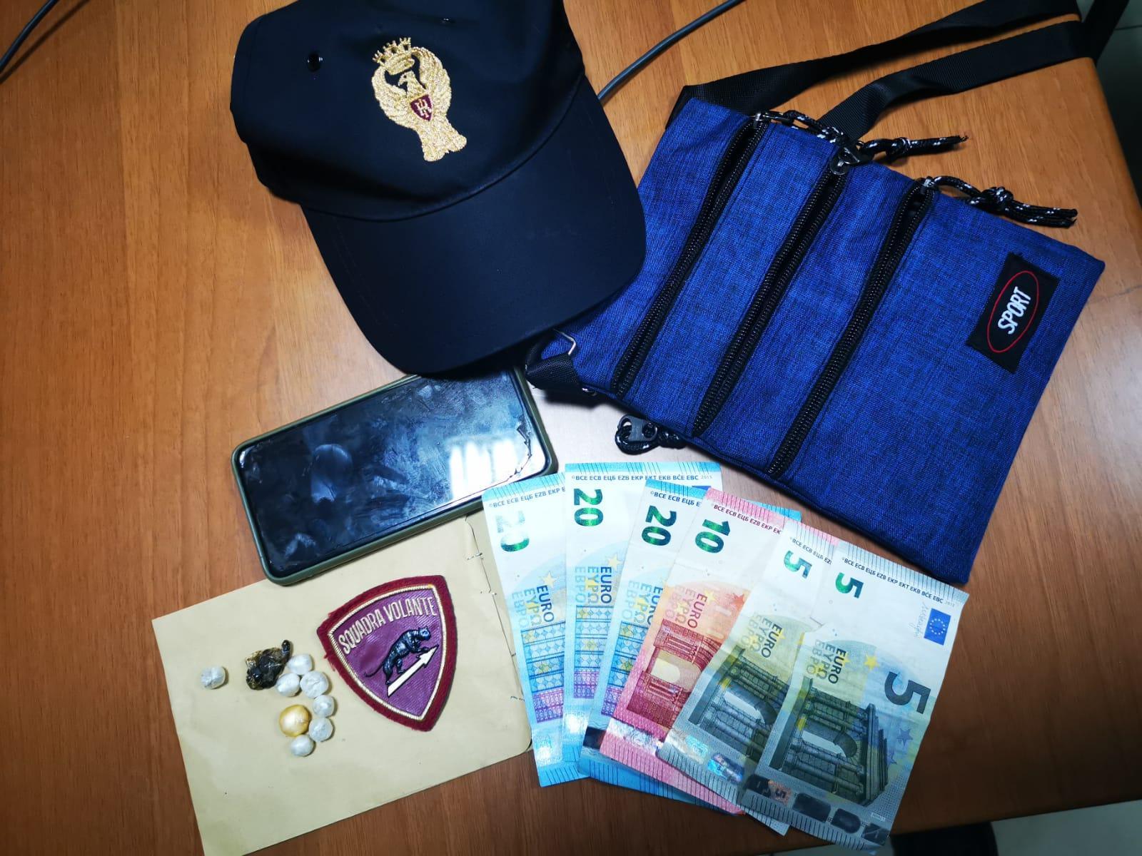 Spaccia in via Buontalenti, arrestato giovane di 24 anni: sequestrati soldi e cellulare 