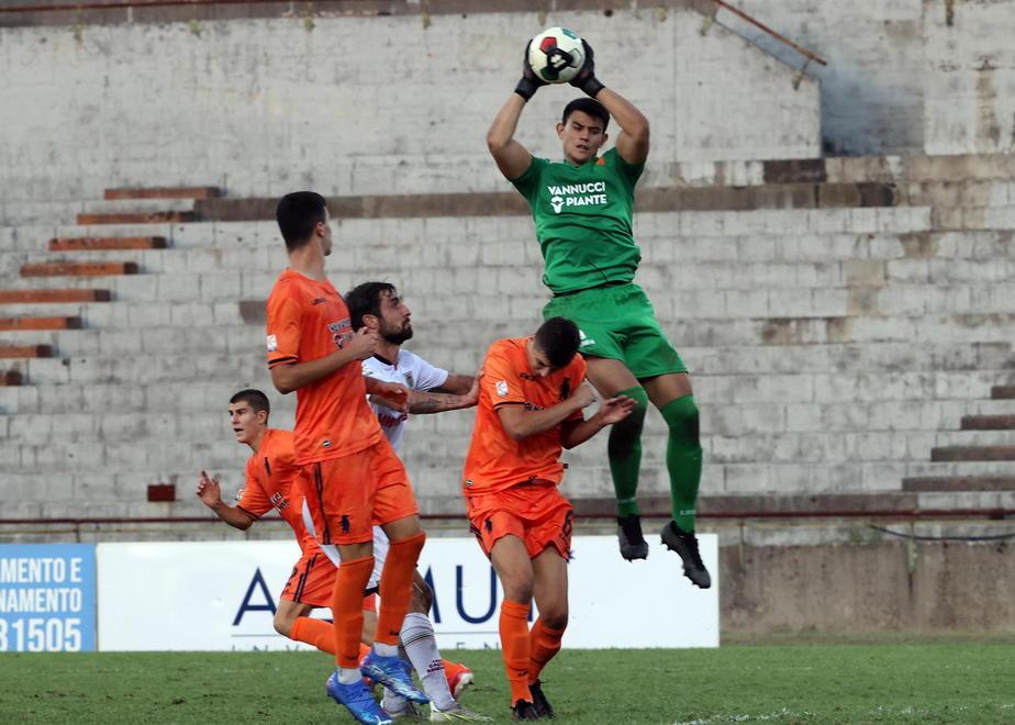 Il portiere Crespi in una presa aerea