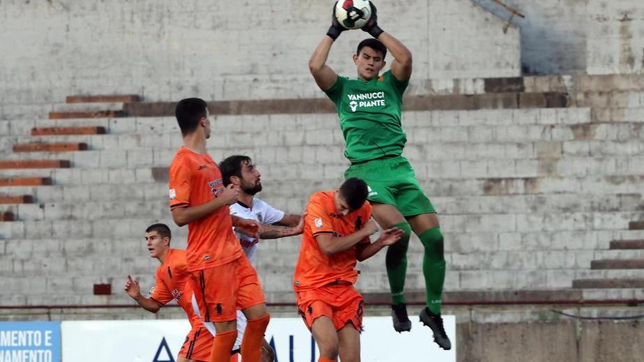 Il portiere Crespi in una presa aerea