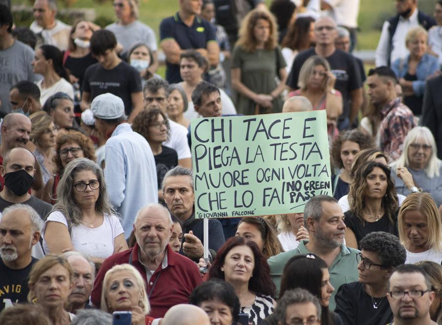 Modena, in trecento al Novi Sad contro il green pass: «Torneremo in centro» 