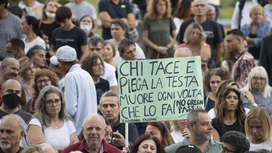 Modena, in trecento al Novi Sad contro il green pass: «Torneremo in centro»