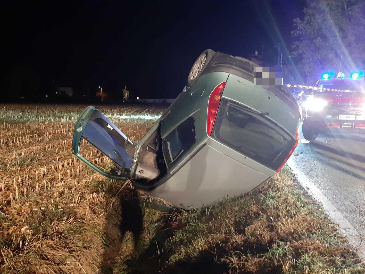 L'auto finita fuori strada