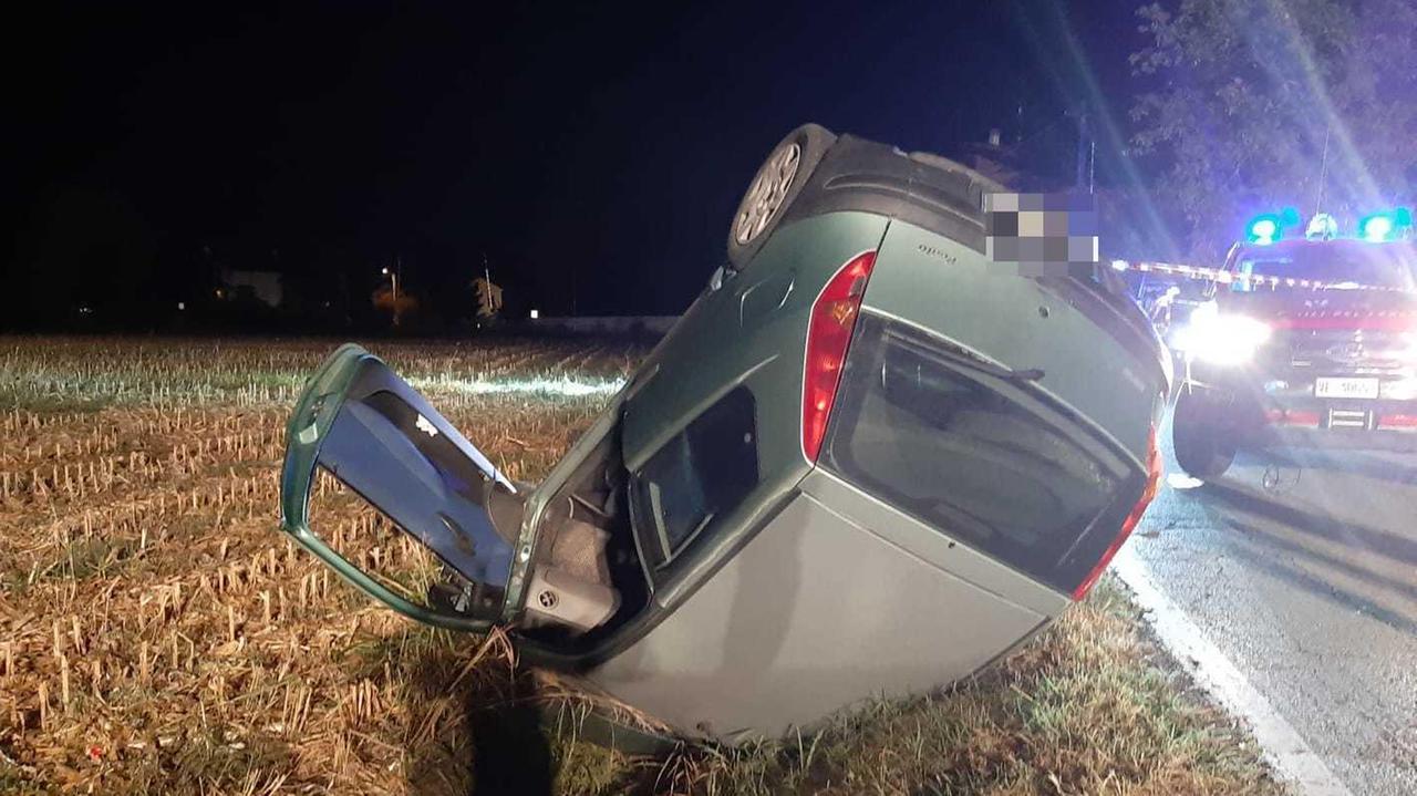 L'auto finita fuori strada