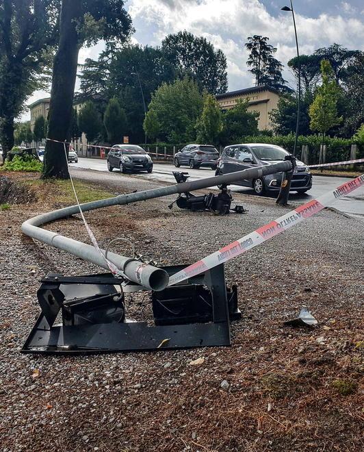 Perde il controllo dell’auto e abbatte il palo del semaforo 