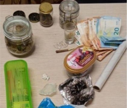 Fugge all’alt e si schianta in moto con la droga 