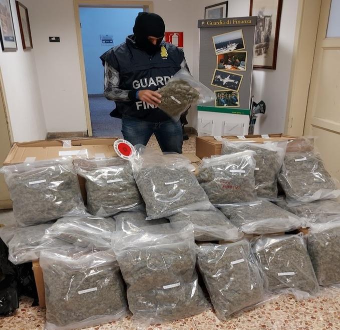 Sequestrati 857 chili di droga: due arresti 