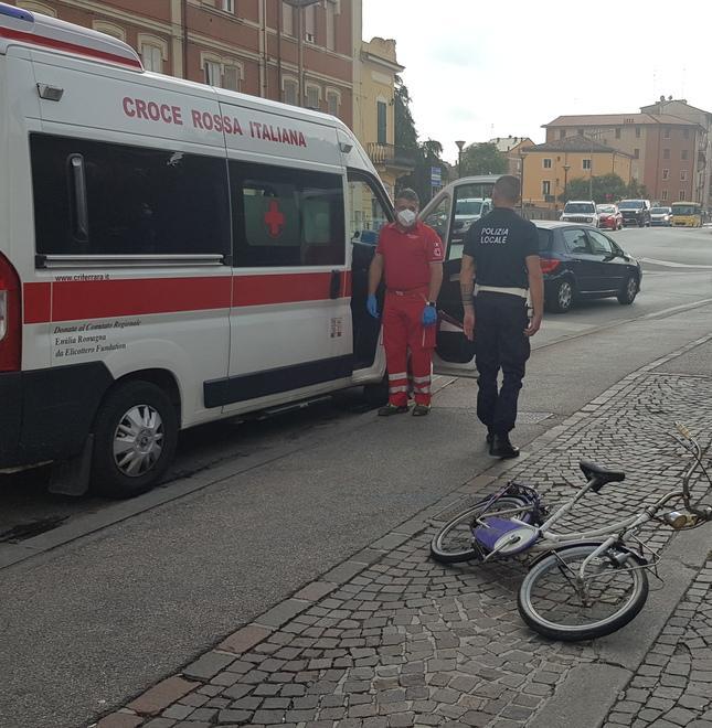 Cade in bici e sbatte la faccia a terra 