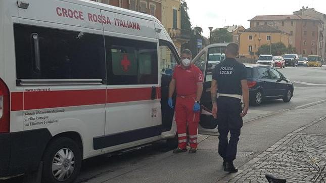 Cade in bici e sbatte la faccia a terra
