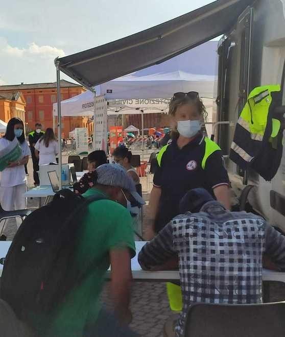 Vaccini, camper in piazza e incontri con stranieri