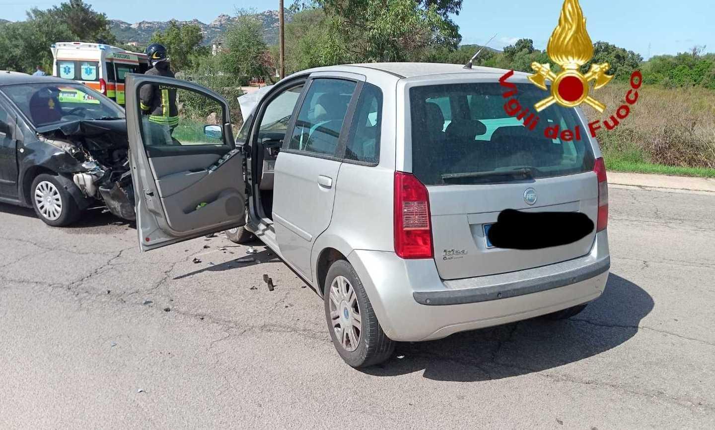 Tre feriti nello scontro tra due auto
