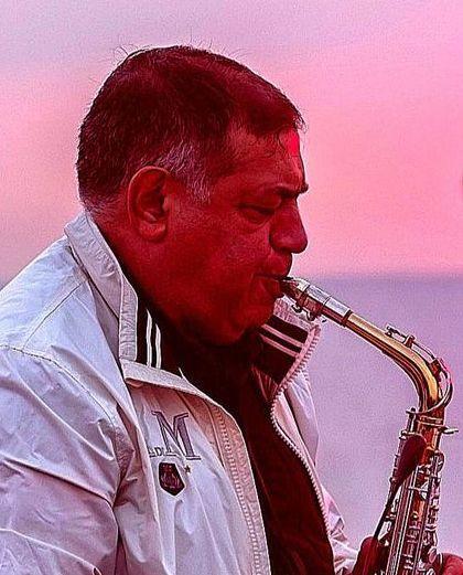 Tramonto e alba di musica e preghiera in spiaggia a Pittulongu