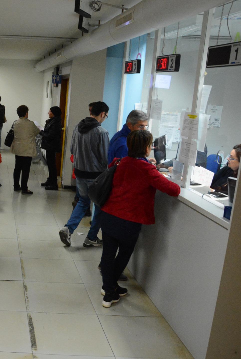 Manca (M5s): «Poco personale, sportelli ticket in difficoltà» 