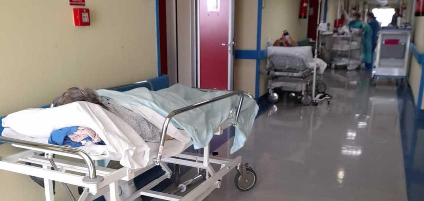 Aou di Sassari, notti da incubo sulle barelle nei corridoi 