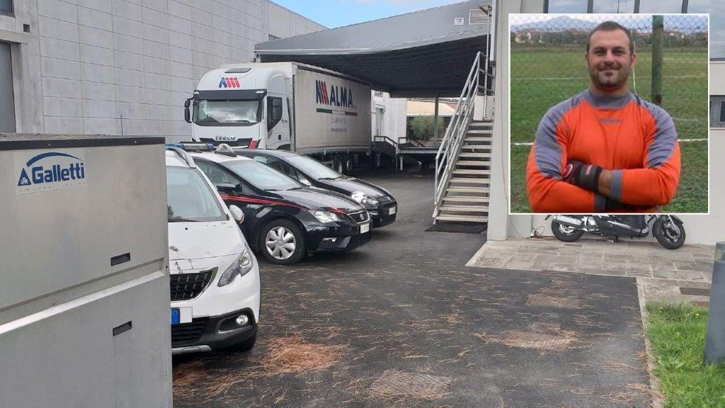 I carabinieri all'azienda Alma e Giuseppe Siino, operaio di 48 anni morto schiacciato dai rulli