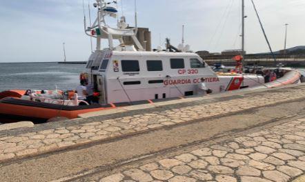 Sant'Antioco, barchino con 9 migranti a bordo rischia di affondare: salvati dalla Capitaneria