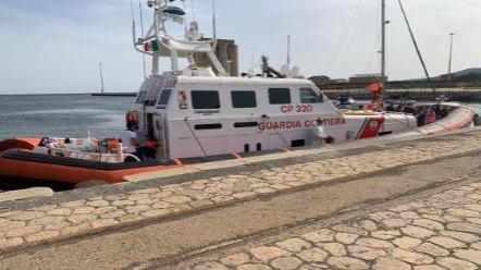 Sant'Antioco, barchino con 9 migranti a bordo rischia di affondare: salvati dalla Capitaneria