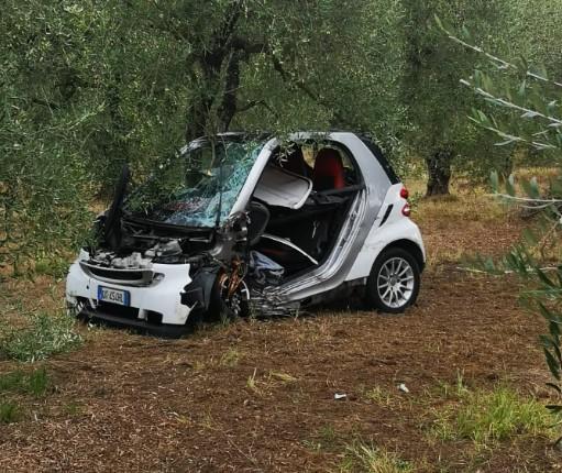 Si schianta contro un albero, morto a 21 anni in un incidente