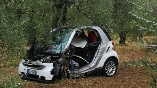Si schianta contro un albero, morto a 21 anni in un incidente