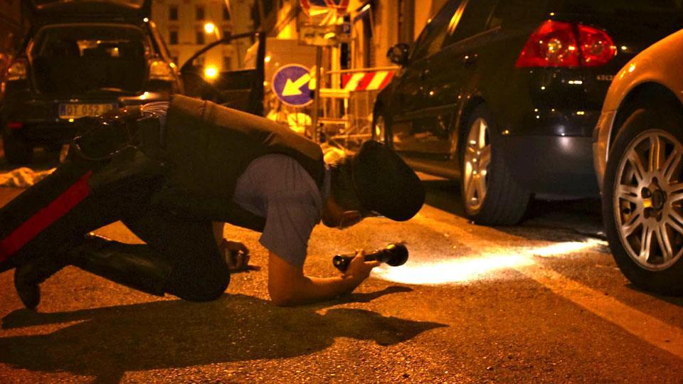 La notte-choc delle violenze in via Buontalenti: un carabiniere cerca sotto le auto coltelli e armi usati nella rissa (daniele stefanini/silvi)