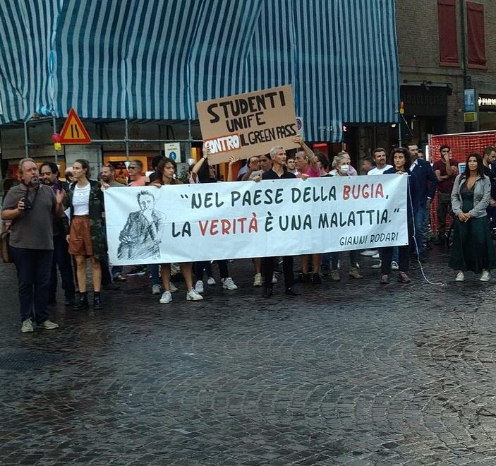 No green pass al governo: «Pagherete tutto e caro» 