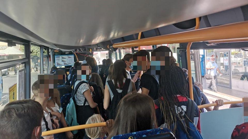 Un bus con gli studenti con le mascherine (Foto di archivio)