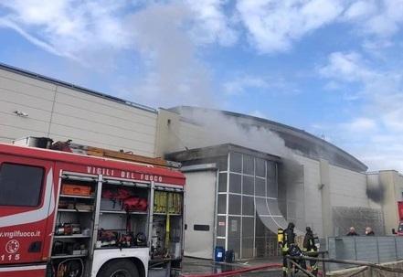 Dopo il rogo ecco i ladri all’ex Pinzani: 9 esuberi e riapertura più lontana 