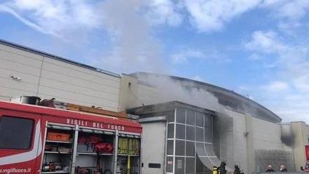 Dopo il rogo ecco i ladri all’ex Pinzani: 9 esuberi e riapertura più lontana